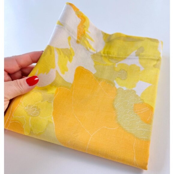 Vintage 1970s pillowcase, oversized yellow and orange flowers, groovy, single - Picture 8 of 9